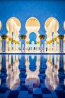 Украшенные кафельные арки Великой мечети, освещенные ночью, Абу-Даби, Объединенные Арабские Эмираты — стоковое фото