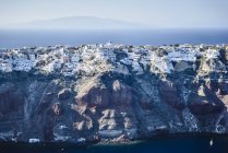 Vista aérea de la ciudad construida en la costa rocosa, Oia, Egeo, Grecia - foto de stock
