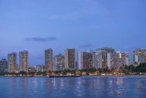 Skyline illuminato della città sul lungomare, Honolulu, Hawaii, Stati Uniti — Foto stock