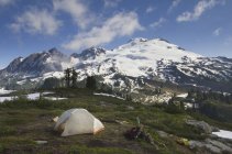 Zelt auf dem Campingplatz in felsigen Gebirgszügen, Nordkaskaden, Washington, Vereinigte Staaten — Stockfoto