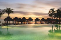 Пальмы и тропический курорт, Бора-Бора, Французская Полинезия — стоковое фото