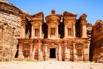 El Deir Gebäude in Felswand gemeißelt, Petra, Jordanien, Jordanien — Stockfoto