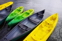 Vacío canoas coloridas amarre en el agua del lago, vista de ángulo alto - foto de stock