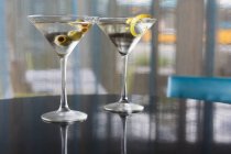 Nahaufnahme von zwei garnierten Cocktails in Gläsern — Stockfoto