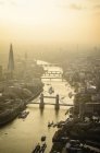 Vista aérea del paisaje urbano de Londres, Tower Bridge y el río, Inglaterra - foto de stock