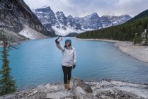 Mulher asiática posando para selfie no lago de montanha, Banff National Park, Canadá — Fotografia de Stock
