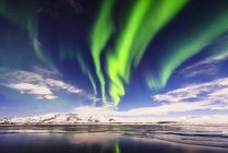 Nordlichter, die sich in einem noch entlegenen Fluss in der Jokulsarlonlagune, Island, spiegeln — Stockfoto