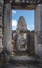 Puertas del arco de la antigua estructura del templo, Prasat Bakong, Siem Reap, Camboya - foto de stock