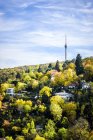 Vista aérea de la ladera de Stuttgart con árboles y edificios, Baden Wurttemberg, Alemania - foto de stock