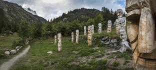 Poteaux totémiques sculptés sur le sentier du Mont Blanc, Argentière, France — Photo de stock