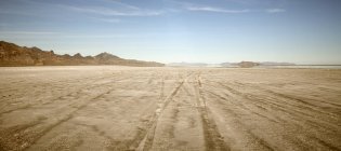 Следы шин в Bonnaville Salt Flats, Utah, United States — стоковое фото