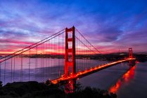 Golden Gate Bridge erleuchtet bei Sonnenuntergang, San Francisco, Kalifornien, Vereinigte Staaten — Stockfoto