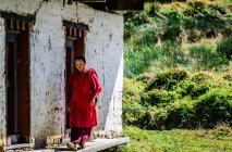 Monge fora de um edifício de acomodação em um mosteiro — Fotografia de Stock