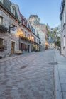 Шато Фронтенак видно зі вузької старої вулиці в Квебеку, Канада — стокове фото