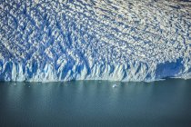 Вид с воздуха на край ледника и воду — стоковое фото