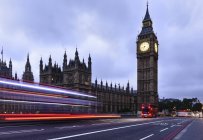 Motion blur of traffic and bus passing Houses of Parliament, Londres, Reino Unido — Fotografia de Stock