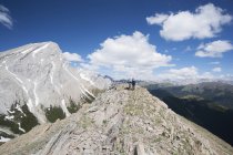 Туристи на вершині гори з видом на віддалений ландшафт Кананакіс, Калгарі, Альберта, Канада — стокове фото