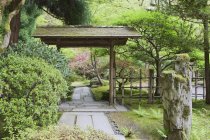 Альтанка в японському саду, Портленді, штат Орегон, США — стокове фото