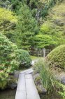 Footbridge en Japanese Garden, Portland, Oregon, Estados Unidos - foto de stock