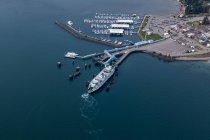 Vista aérea de la terminal de ferry en el puerto de Seattle, Seattle, Washington, Estados Unidos - foto de stock