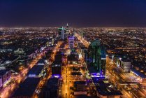 Улицы в освещенном городском пейзаже, Эр-Рияд, Саудовская Аравия — стоковое фото