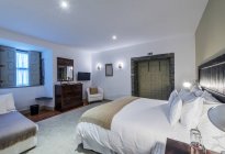 Bed and vanity in hotel room, Peso da Regua, Vila Real, Portogallo — Foto stock