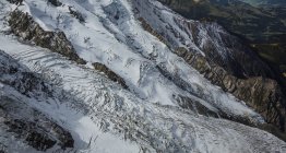 Schneebedeckte Gletscherfelsen in den Bergen, Chamonix, Frankreich — Stockfoto