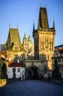 Здания в солнечном свете на закате в Праге, Чехия — стоковое фото