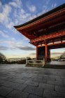 Entrada para Kiyomizu Dera sob céu azul, Kyoto, Japão — Fotografia de Stock
