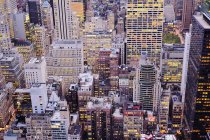 Вид с воздуха на высотные здания в городском пейзаже в сумерках — стоковое фото