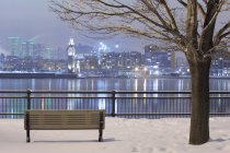 Ciudad de Montreal skyline iluminado por la noche en invierno, Quebec, Canadá - foto de stock