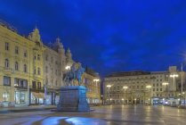 Bâtiments éclairés et statue sur la place Jelacic, Zagreb, Croatie — Photo de stock