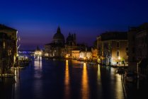 Buildings along canal at night, Venice, Italy — Stock Photo