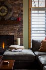 Sofa and fireplace in living room — Stock Photo