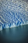 Вид с воздуха на край ледника и воду — стоковое фото