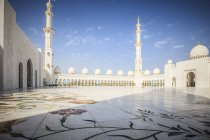 Украшенные плитки и арки Большой мечети Шейха Зайеда, Абу-Даби, Объединенные Арабские Эмираты — стоковое фото