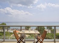 Пустой столик на балконе ресторана с видом на пляж, Майами, Флорида, США — стоковое фото