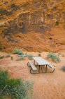 Picnic table in Valley of Fire State Park, Nevada, Estados Unidos - foto de stock