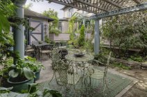 Tische und Stühle auf der Terrasse Garten in snohomish, washington, USA — Stockfoto