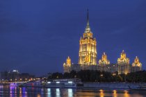 Kunstvolle Gebäude, nachts beleuchtet, Moskau, Russland — Stockfoto
