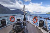 Boot auf dem See in der Nähe von Bergen in Queenstown, Neuseeland — Stockfoto