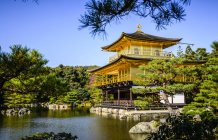 Templo de oro sobre el lago, Kioto, Japón - foto de stock