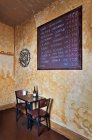 Pizarra y mesa en bar de vinos - foto de stock