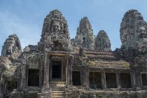 Vista ad angolo basso di sculture ornate sul tempio di Prasat Bayon, Angkor, Siem Reap, Cambogia — Foto stock