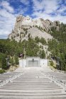 Mount Rushmore overlooking amphitheater, Black Hills, South Dakota, United States — Stock Photo