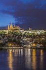 Castello di Praga illuminato di notte, Praga, Boemia centrale, Repubblica Ceca — Foto stock