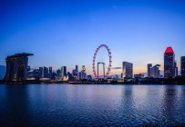Міські пейзажі Сінгапуру з оглядове колесо і сучасні будівлі під Sunset Sky, Сінгапур, Сінгапур — стокове фото