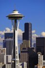 Space Needle and high rise buildings in Seattle city skyline, Washington, Estados Unidos — Fotografia de Stock