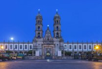 Chiesa ornata con vista sulla piazza del paese al tramonto, Zapan, Jalisco, Messico — Foto stock