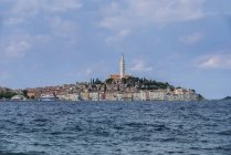 Torre y pueblo costero en el mar, Rovinj, Istria, Croacia - foto de stock